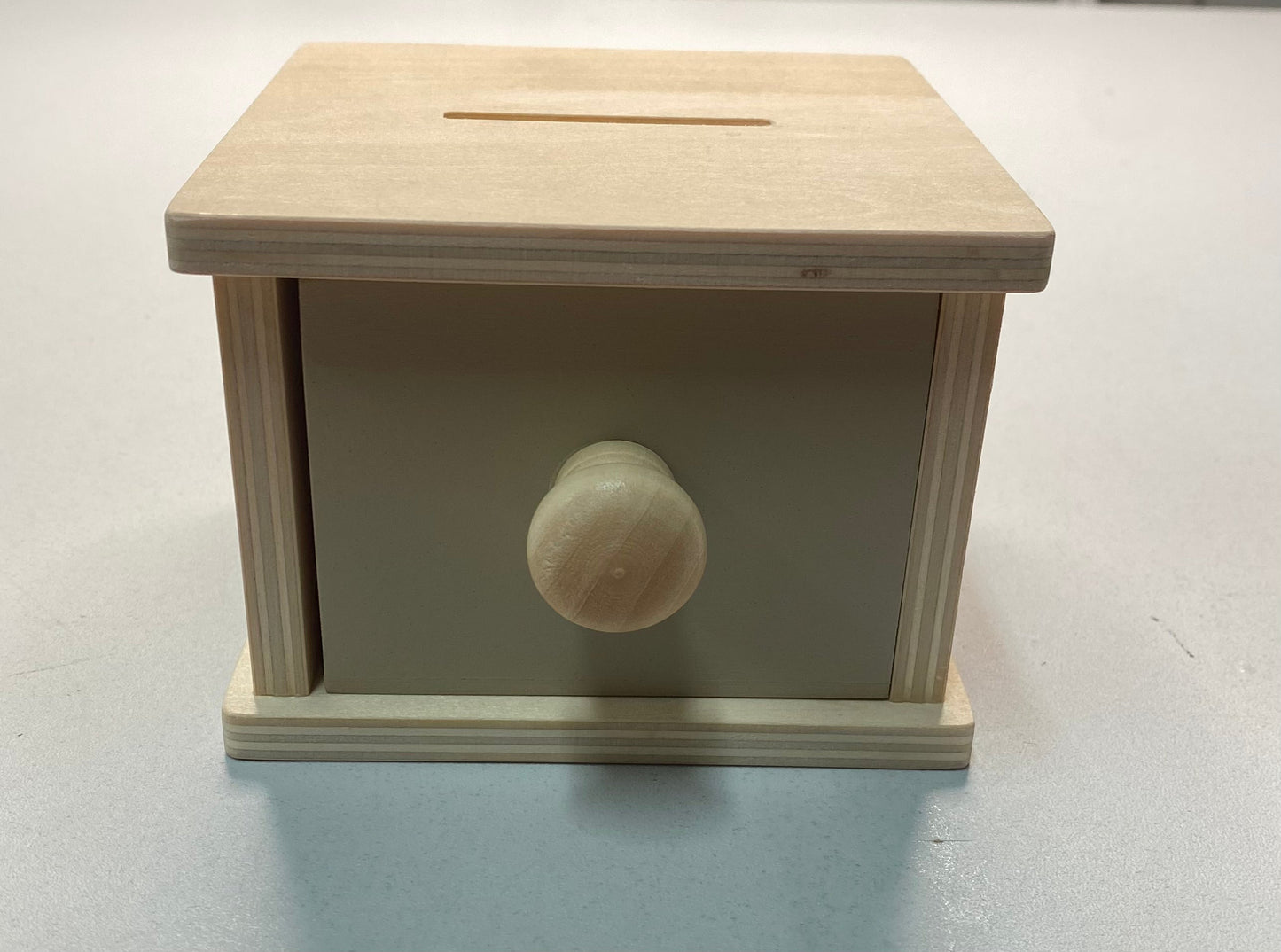 Montessori Object Permanence Box mit Münze und Schublade