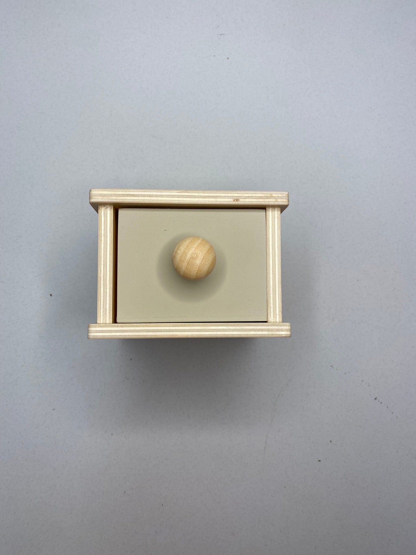 Montessori Object Permanence Box mit Münze und Schublade